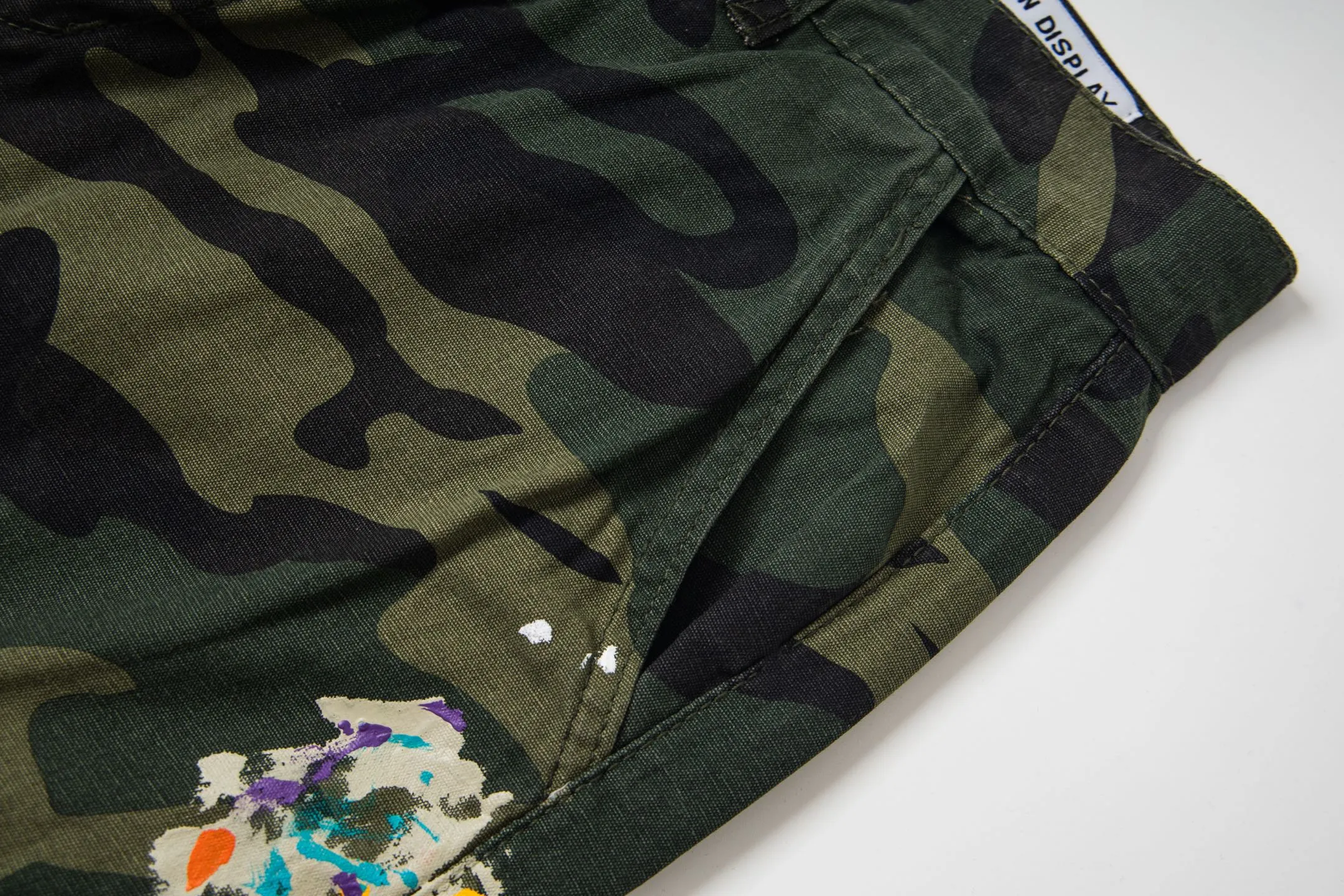 P250 Chrome Hearts Gallery 2025 new camouflage stitching multi-pocket couple bootcut jeans are a hot trend this season and are sought after by countless celebrities and fashionistas. The neat details of the cutting process add color to the playful fashion! The neat and meticulous design, and the well-fitting structure is unique. The upper body not only has outstanding recognition, but also looks younger and younger. A style with the ultimate wearing meaning and performance, gorgeous color matching, and the craftsmanship of this style is also extremely extraordinary. After the finished product is washed, it is disassembled and hand-made with sheepskin cross leather and then spliced ​​together to complete. The whole piece has too many craftsmanship to describe. It is decorated with patchwork cross flowers and high-waisted washed jeans! ! Absolutely high-end luxury product, a god-level single product, a super popular product, made by top heavy industry, a magic weapon that cannot be missed to hit the streets. Style number: 1846 Size: 28 30 32 34 36 Color: camouflage